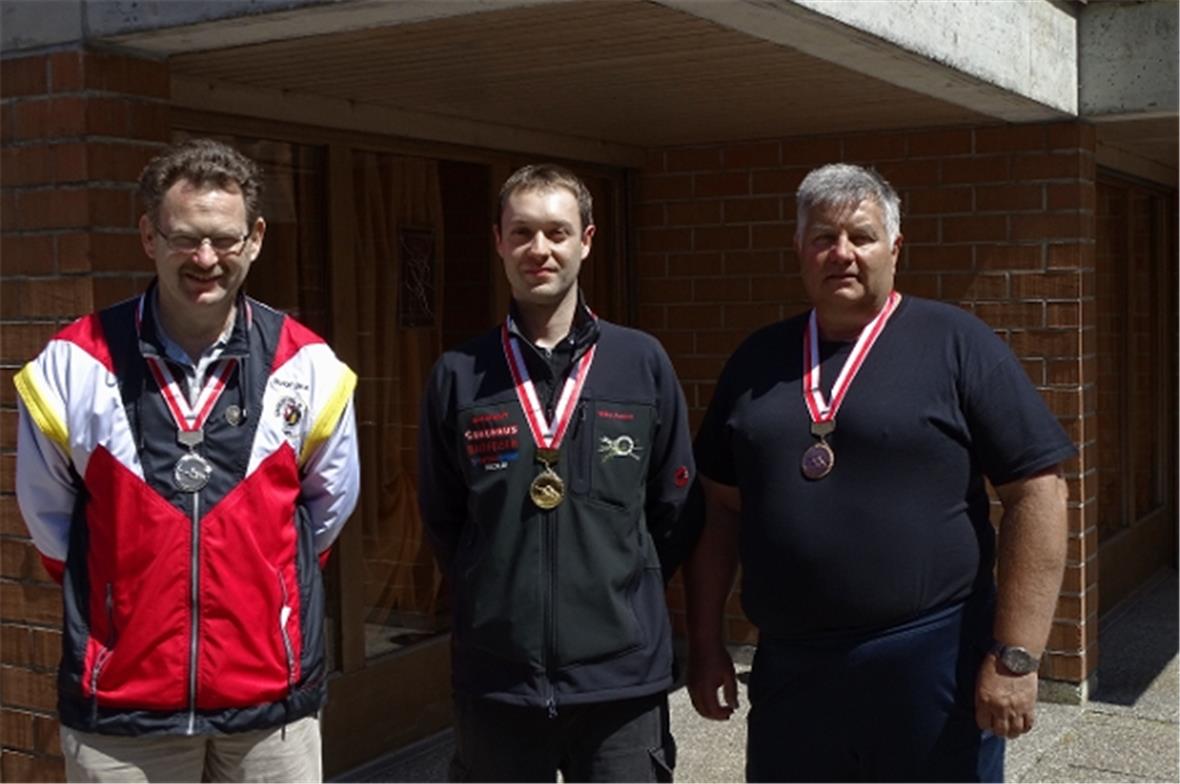 Im Liegendmatch konnte sich Michael Annen (Mitte) aus Zweisimmen den ersten Rang sichern, links Ruedi Bruni (Amsoldingen), rechts Walter Mani (Erlenbach).