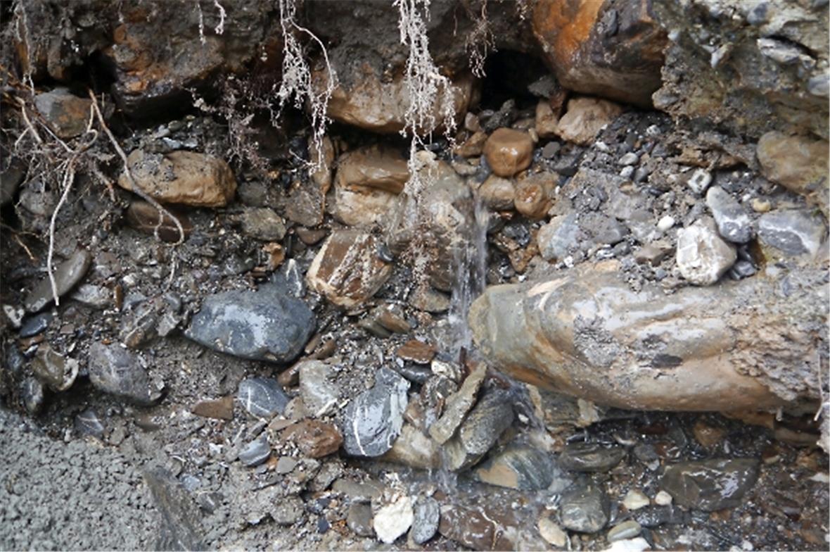 Im Mauerwerk der kleinen Simme treten logischerweise infolge des Bergdruckes imm...