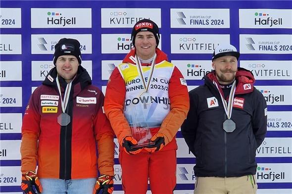 Im Norwegischen Kvitfjaell konnten sich die beiden Simmentaler einen Fixplatz im Weltcup 2024/25 sichern: auf dem Podest Lars Rösti, Livio Hiltbrand und Stefan Rieser (3. Rang).