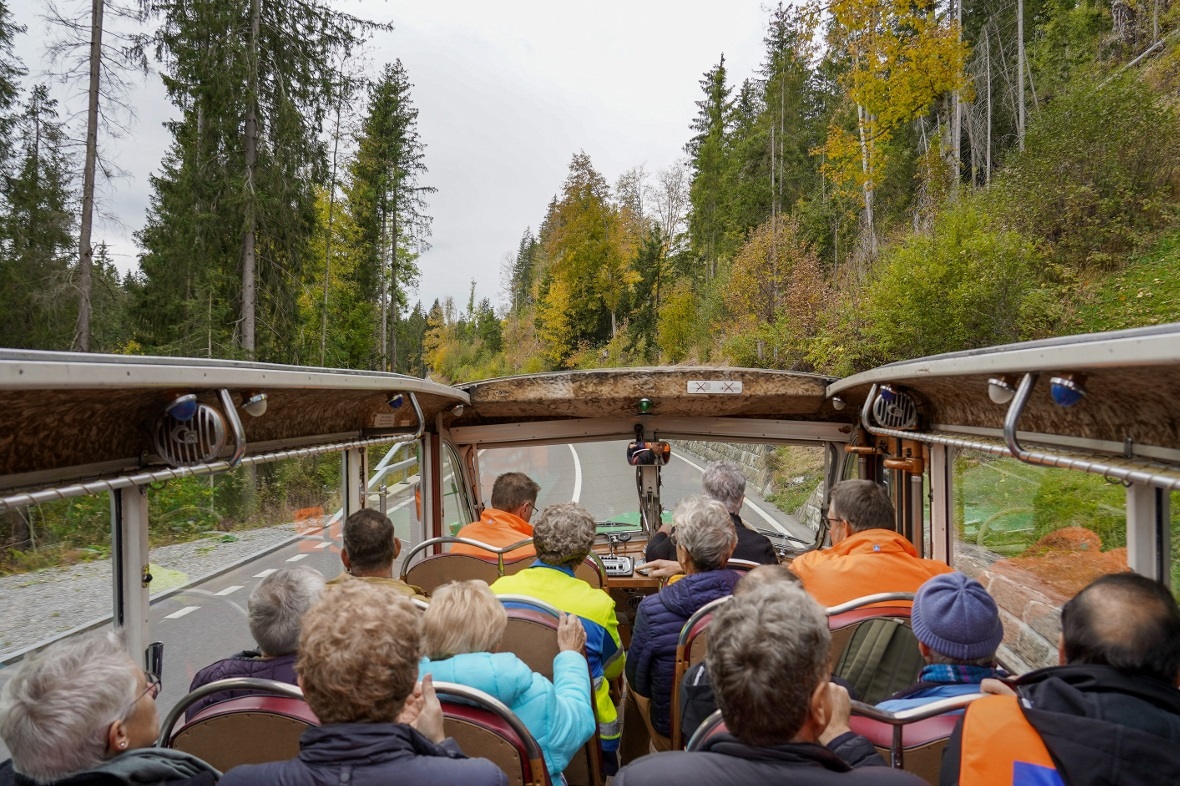 Im Oldtimer-Car ging es für die Gemeindevertreter noch einmal zur Baustelle.
