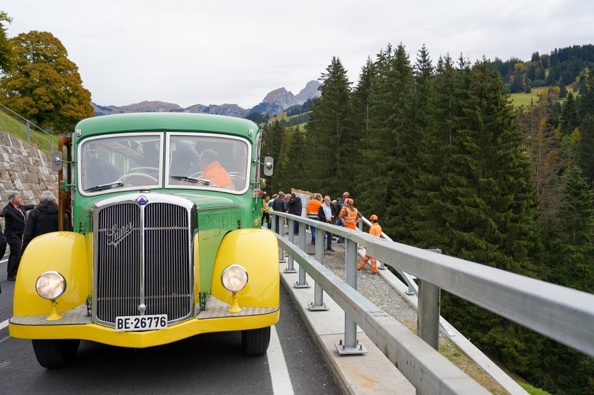 Im Oldtimer-Car ging es für die Gemeindevertreter noch einmal zur Baustelle.