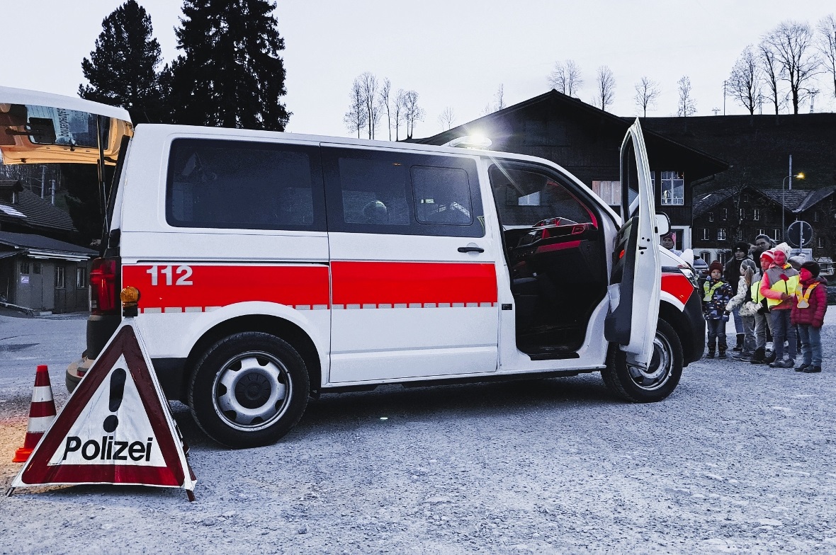 Im Polizeiauto fanden sich viele interessante Gegenstände zum Thema.