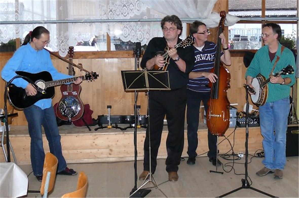 Im Rahmenprogramm spielte Chrigels Blue Grass Gang im Messerestaurant.