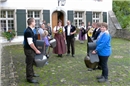 Im Schlosshof wurde das Brautpaar Renate und Franz Wampfler aus Zwischenflüh mit...