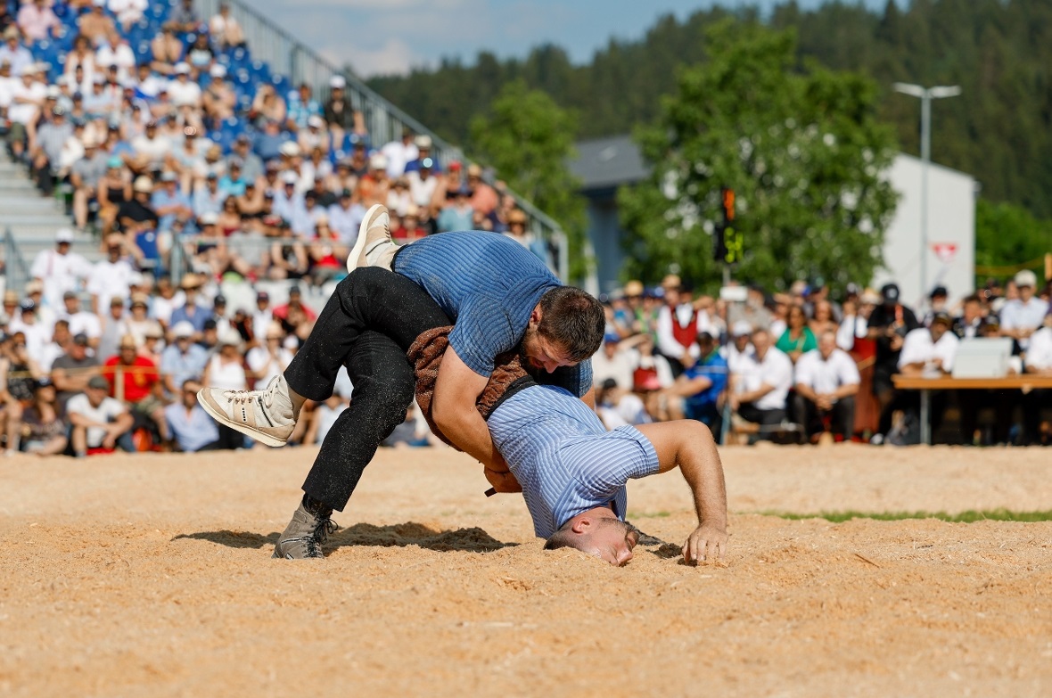 Im Schlussgang bezwang Fabian Staudenmann (oben) bei hochsommerlichen Temperaturen den Diemtigtaler Schwingerkönig Kilian Wenger.