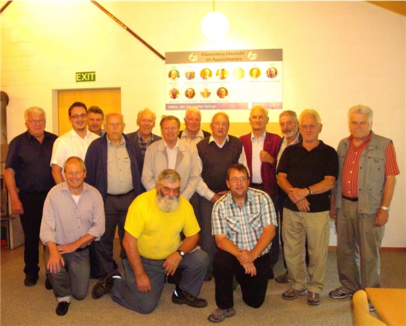 Im Schützenhaus Grubenwald erstrahlt die Mannenberg Ehrentafel neu in den Farben der Valiant Bank. Gerne haben 50-Auszeichnungen Ehrenschützen Max Rösti, Viktor Gobeli, Hansruedi Kropf, Hans Rieder, Hans Ziörjen, Gottfried Ginggen, Samuel Rösti, Arnold zum Wald und Werner Müller, die alt Präsidenten und der Vorstand mit Valiant Vertreter Adrian die Camillo kräftig angestossen und die Gläser auch für den Mit-Sponsor Blum Waffen Erlenbach klirren lassen.