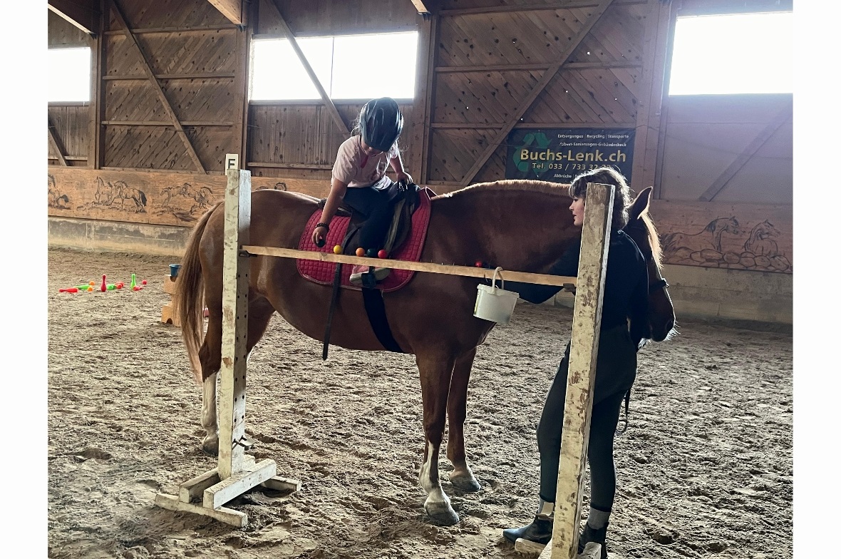 Im Simmenhof konnten die Kids ihre Geschicklichkeit auf dem Pferd beweisen.