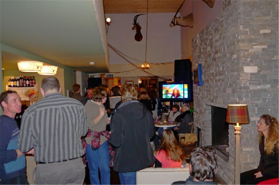 Im Untergeschoss spielte der DJ zur Party auf.