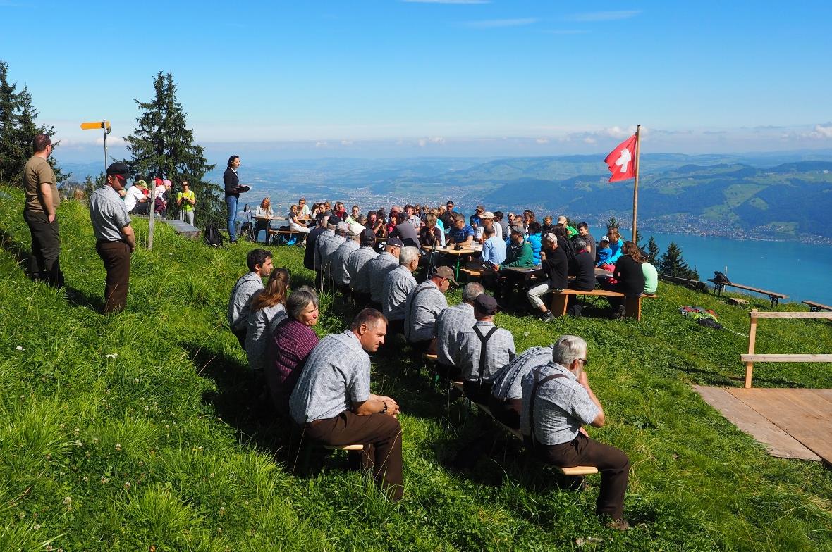 Im Vordergrund die Jodler des Jodlerklubs Wimmis, dem Organisator der Bergdorfet...