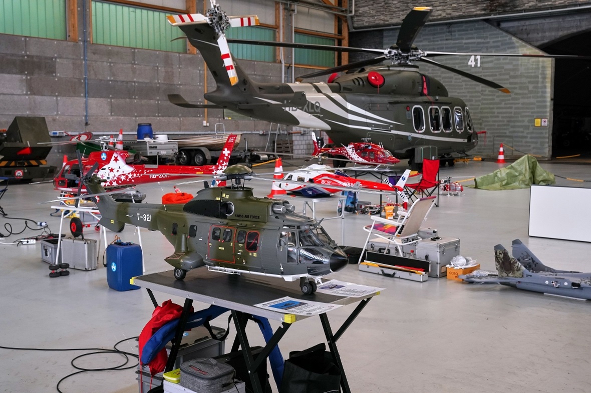 Im Vordergrund ein Super Puma-Modell, im Hintergrund ein «echter» Agusta-Westlan...
