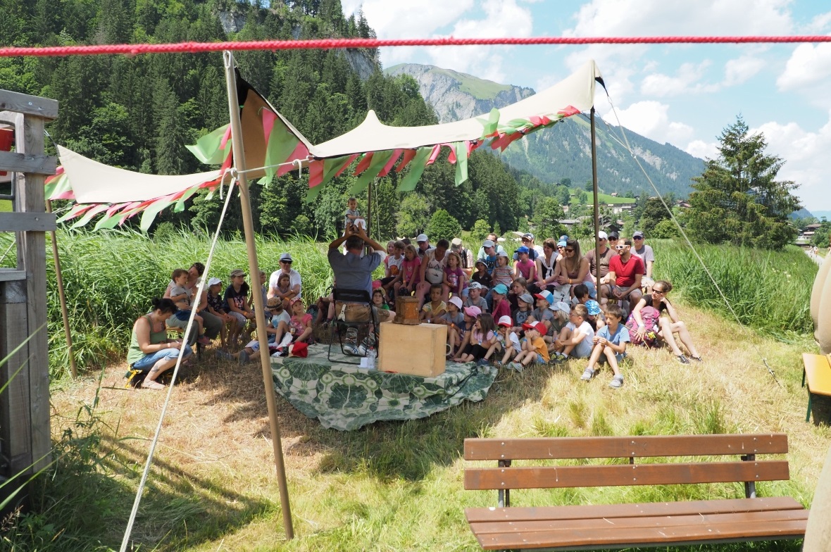Im Zwergenwald hörten Klein und Gross wundersame Geschichten.