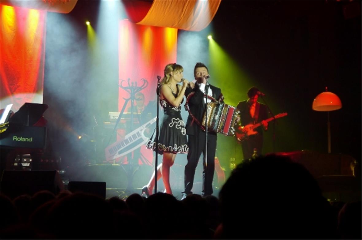 «Das Zelt»: Première mit einer grossartigen Dernière Im ersten Teil sang Florian im Anzug.