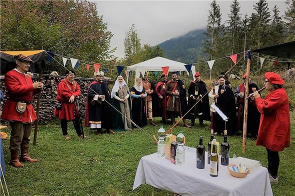 Im freundschaftlichen Kreis – als stände die Zeit still – andächtig fasziniert vom perfekten Flötenspiel von Monika Gobeli.