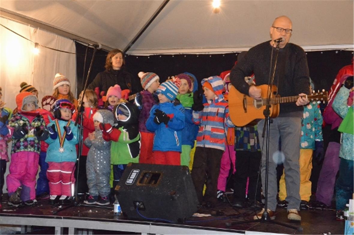 Im garstigen Wetter brauchte «Herr Blume» die ganze Kunst um die kleinen Zuhörer...