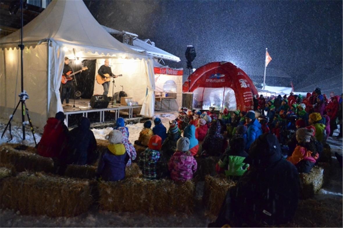 Im garstigen Wetter brauchte «Herr Blume» die ganze Kunst um die kleinen Zuhörer...