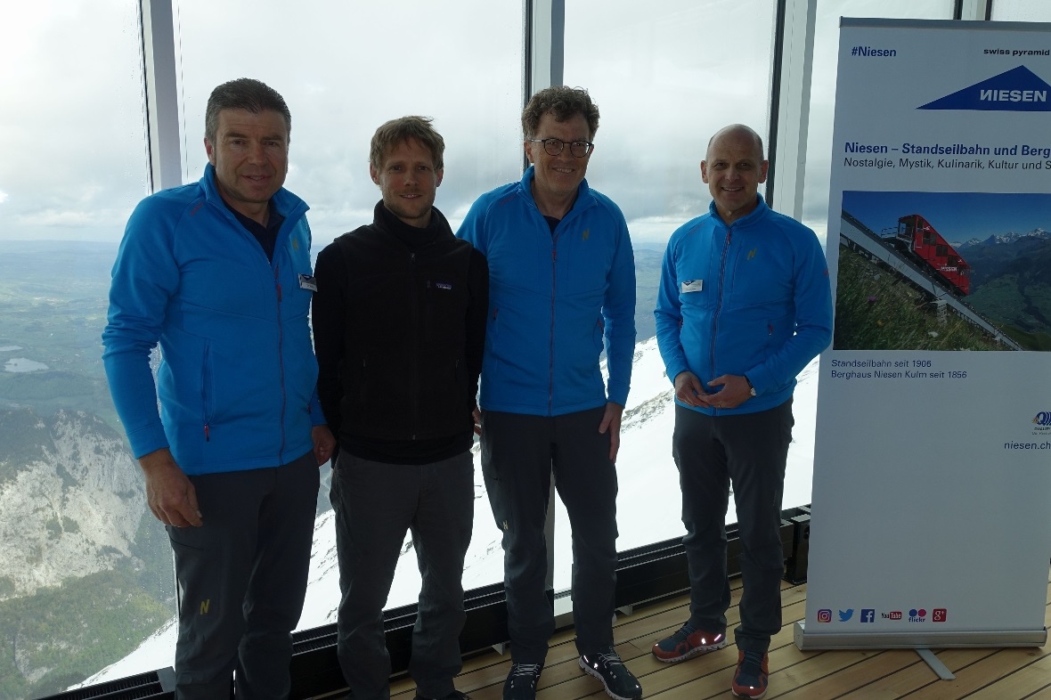 Im neu ausgebauten Pavillon des sanierten Berghauses mit Blick Richtung Mittella...