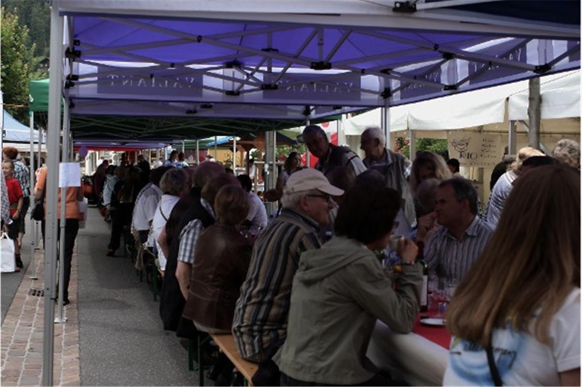 Im oberen Teil der Bahnhofstrasse wurde gegessen und getrunken.