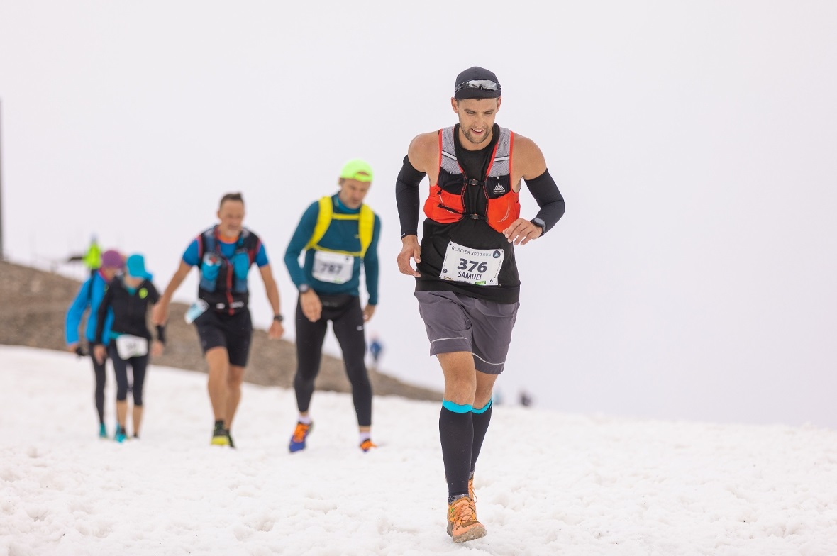 Im oberen Teil des Glacier 3000 Runs mussten sich die Teilnehmenden gar über einen schneebedeckten Streckenabschnitt kämpfen.