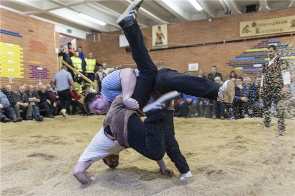 Im sechsten Gang bezwang der Diemtigtaler Marcel Wenger am Hallenschwinget in Kirchberg Marc Leuenberger und wurde guter Sechster.