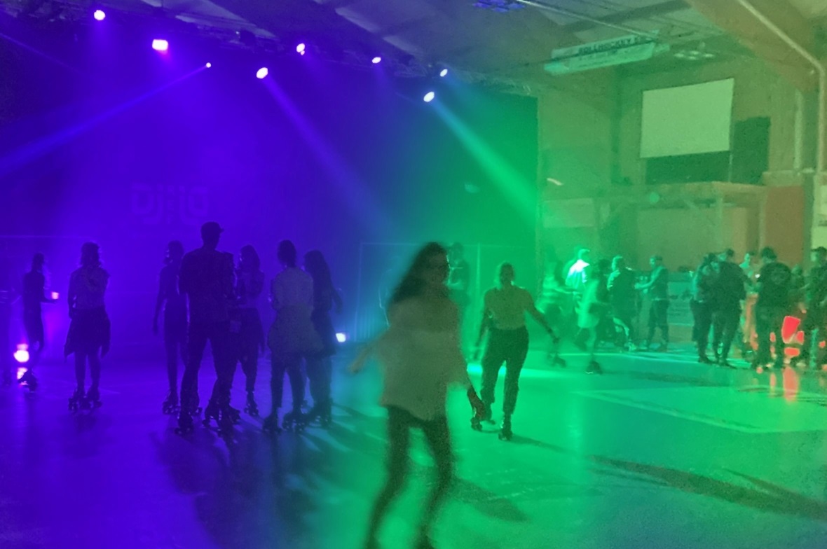 Immer in Bewegung: Die Rollerdisco bot Spass auf Rollen zu heissen Rhythmen.