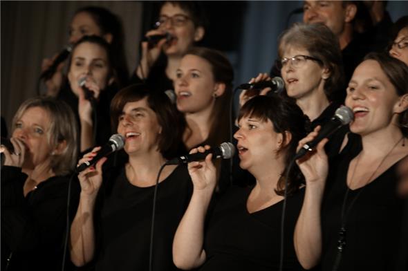 Imposant und eindrücklich brachten die Sängerinnen und Sänger beim abschliessenden Konzert in Oberwil den Gospel zum Publikum.