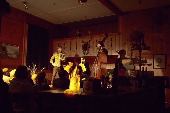 Impressionen aus dem Hirschensaal in Erlenbach: Markus Flückiger (Mitte) mit seiner Gruppe Ambäck im ehrwürdigen Kulturlokal.
