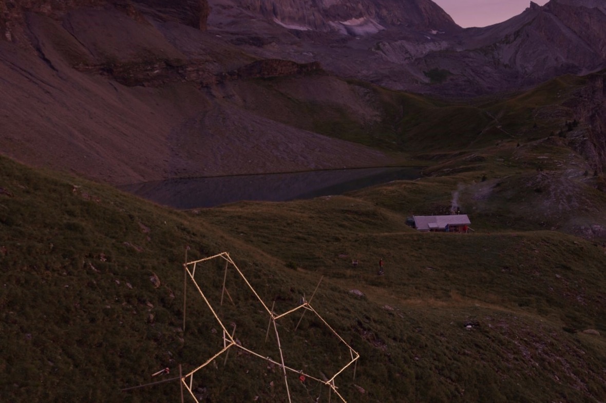 Improvisiert aber erfolgreich: Das LED-Kreuz am Fluesee. Links das Gerüst mit den LED, rechts beleuchtet bei Nacht.
