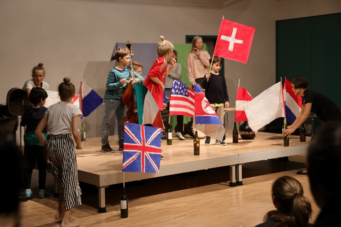 «In 80 Tönen um die Welt» – Kinder aus dem Kinderkurs präsentieren ihr Thema.