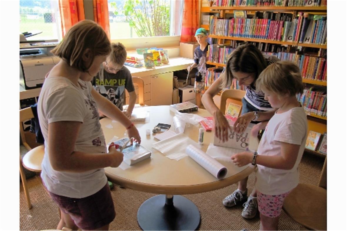 In Postenarbeit lernten die Kinder einzelne Arbeitsschritte kennen, die neben der Ausleihe anfallen.