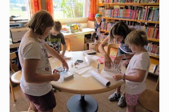 In Postenarbeit lernten die Kinder einzelne Arbeitsschritte kennen, die neben der Ausleihe anfallen.