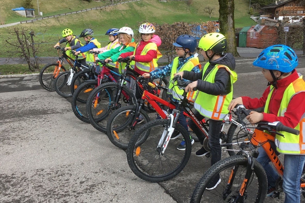 In Reih und Glied zum Start aufgestellt.