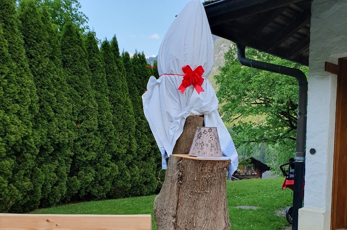 In St. Stephan wurde am Abend eine Holzskulptur in Form eines Adlers neben der S...