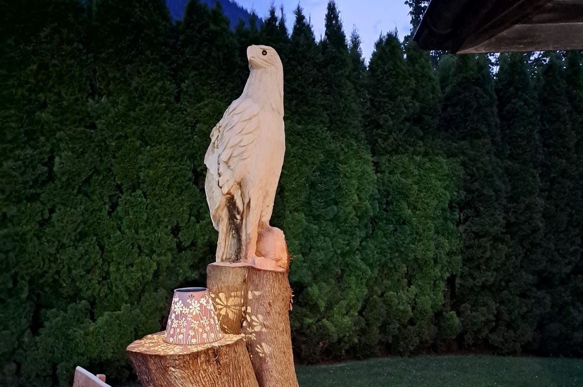 In St. Stephan wurde am Abend eine Holzskulptur in Form eines Adlers neben der S...