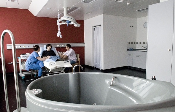 In Thun stehen den Schwangeren vier Zimmer für die Geburt zur Verfügung.