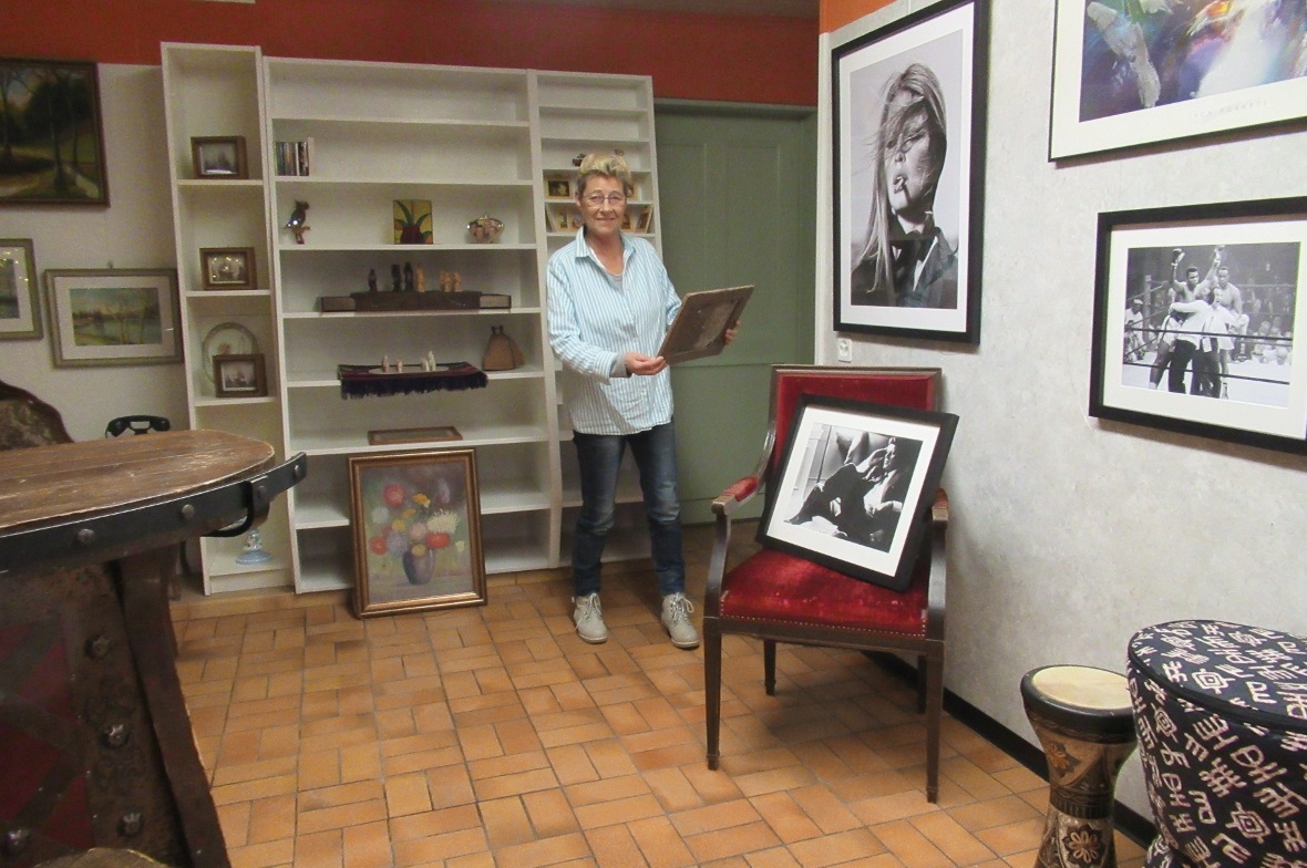 In Uschis Bildersammlung steckt Herzblut. Gerne zeigt sie ihre Bilder.