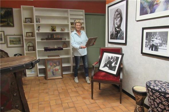 In Uschis Bildersammlung steckt Herzblut. Gerne zeigt sie ihre Bilder.