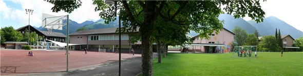 In Zweisimmen hat es genug Platz. Durch die sinkenden Schülerzahlen können auch die Oberstufen der anderen Gemeinden aufgenommen werden, ohne dass neu gebaut werden muss. Der Schulbetrieb wird dazu neu organisiert. Im «alten Schulhaus» (links) wird neu unter anderem das 10. Schuljahr unterrichtet, die Oberstufe zieht in das heutige Primarschulhaus (Mitte) und die Primarschüler wechseln zu den Kindergärteler ins rechte Gebäude.
