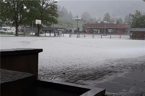 In Zweisimmen war der «Rote Platz» vor der Turnhalle ganz weiss.