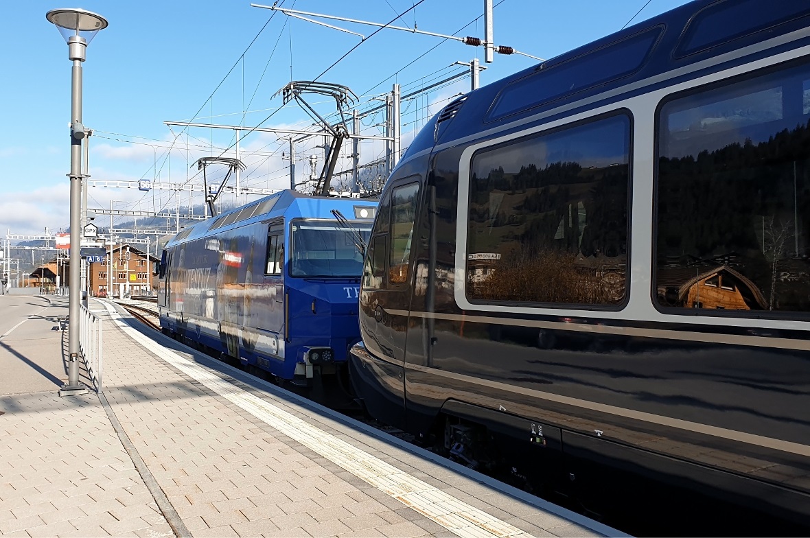 In Zweisimmen wird am einem Zugende die Lok der MOB abgekuppelt …