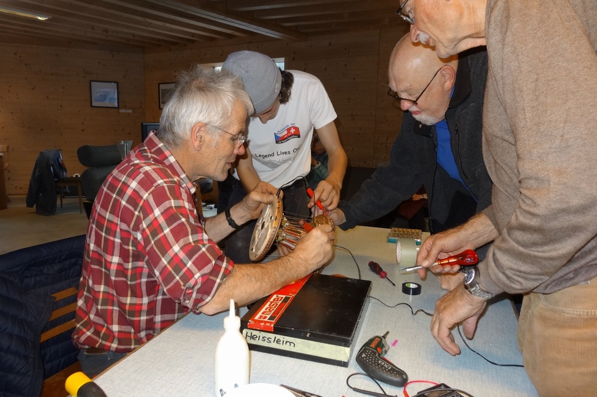 In den Coworking-Räumlichkeiten von «N11» an der Gewerbestrasse in Zweisimmen konnte man einen Tag defekte Gegenstände mit professioneller Hilfe reparieren.