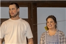 In den Hauptrollen Bäckermeister Theo Dreyfuess (Severin Küng) und Rosa Dreyfues...