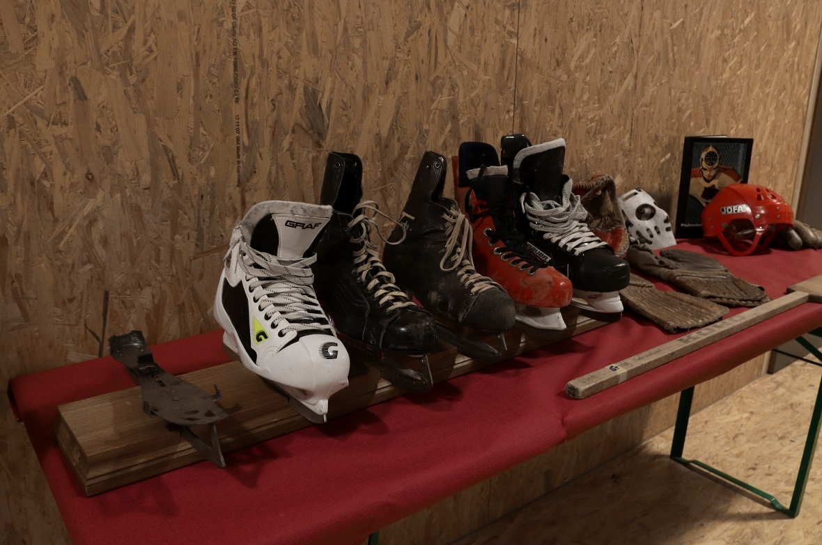 In der Hockeyausstellung konnten die Gesichte der vergangenen 50 Jahre EHC Lenk-...