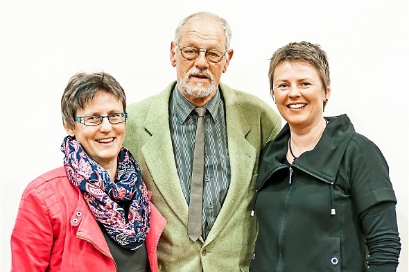 In der Mitte der neu gewählte Präsident der Volkshochschule Obersimmental-Saanenland Hans-Peter Venner, links die neu in den Vorstand gewählte Andrea Hunziker, rechts Gschäftstellenleiterin Pia Feuz.
