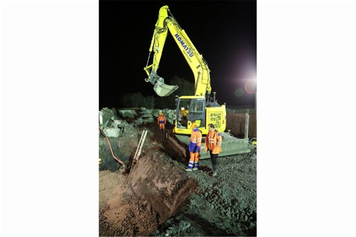 In der Nacht wird die Baugrube bei der Wasserfassung ausgehoben.