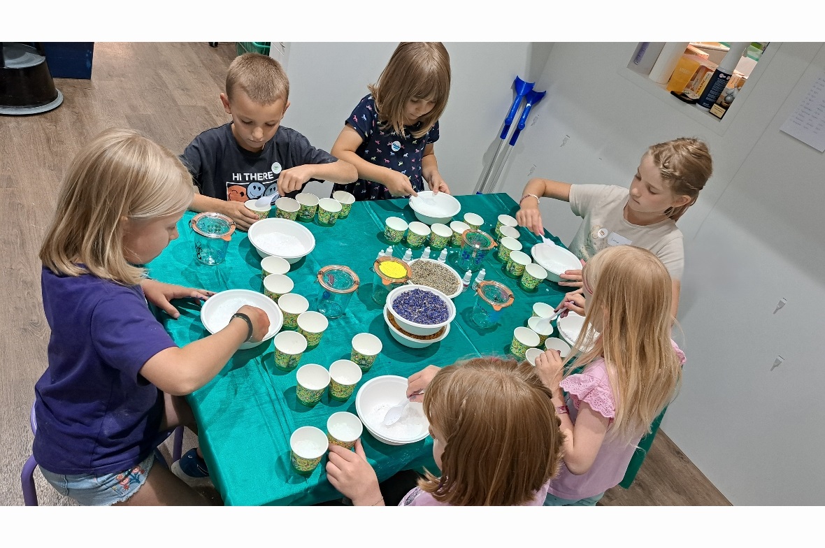 In der Pedro-Drogerie, bei einem der neuen Angebote, konnten die Kinder kreativ ...