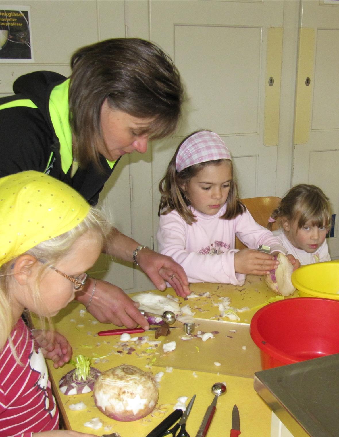 In der Schulküche wurde eifrig geschnitzt und verziert.