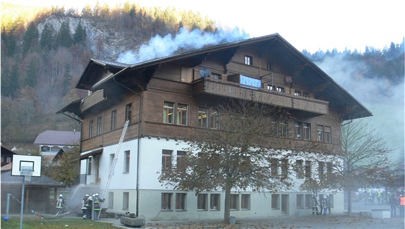 In der Suppenküche brach ein Brand aus und breitete sich im ganzen Haus aus. Innert kürzester Zeit stand das Treppenhaus voller Rauch und war unpassierbar.
