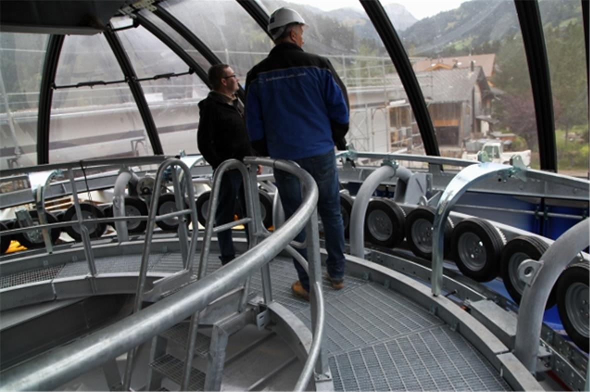 In der Talstation Gondeltransport von oben.