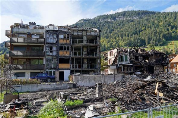 In der Waschküche des Ökonomieteils ist der Brand ausgebrochen (vorne Bildmitte).