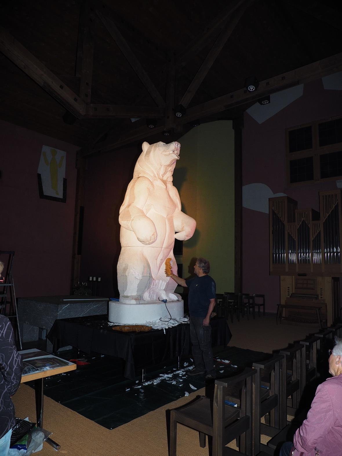 In der katholischen Kirche arbeitete Lenker Holzkünstler Pascal Baur an einer dr...